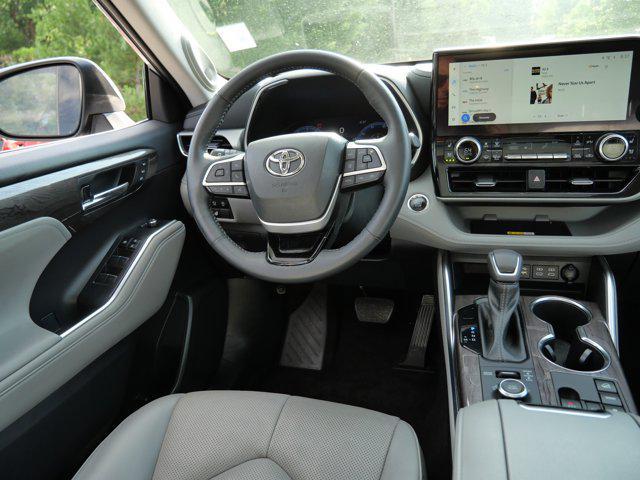 used 2023 Toyota Highlander car, priced at $47,985