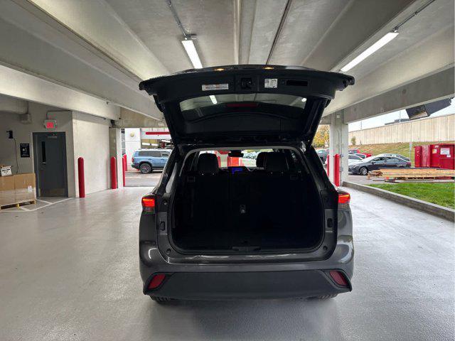 used 2024 Toyota Highlander car, priced at $39,990