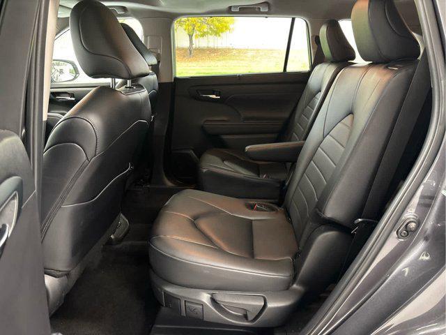 used 2024 Toyota Highlander car, priced at $39,990