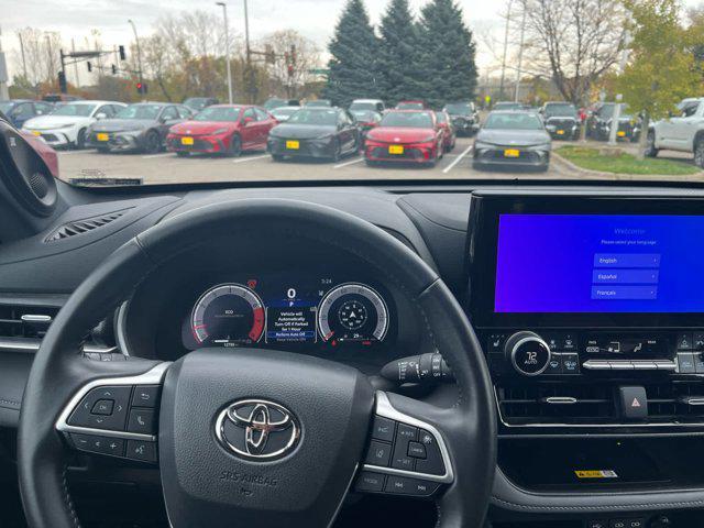 used 2025 Toyota Highlander car, priced at $47,800