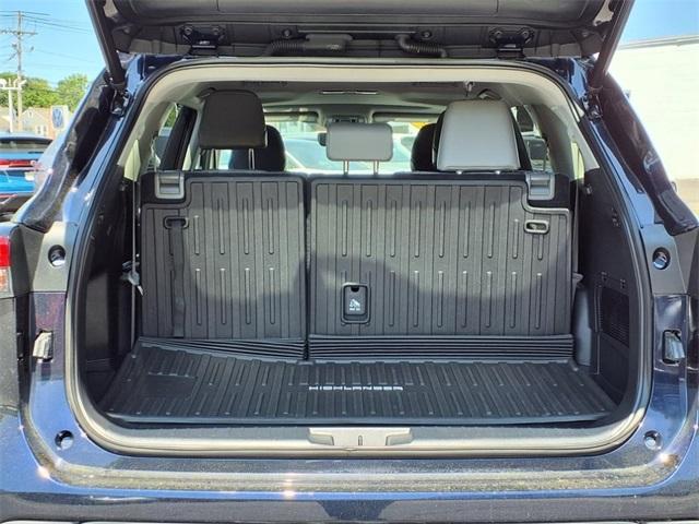used 2022 Toyota Highlander car, priced at $37,500