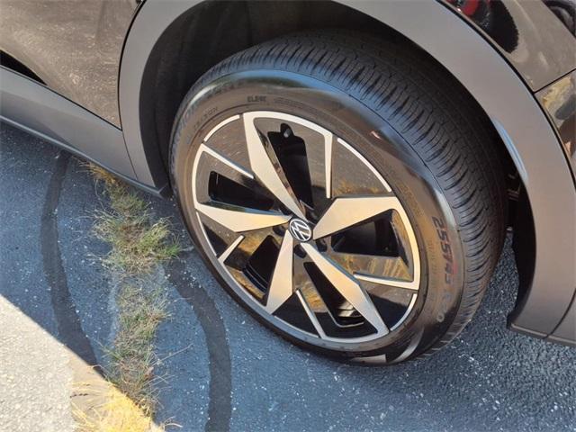 new 2025 Volkswagen ID.4 car, priced at $49,841