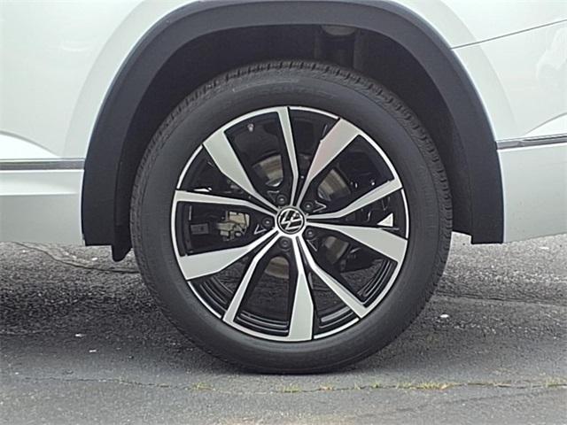 new 2025 Volkswagen Atlas car, priced at $51,077
