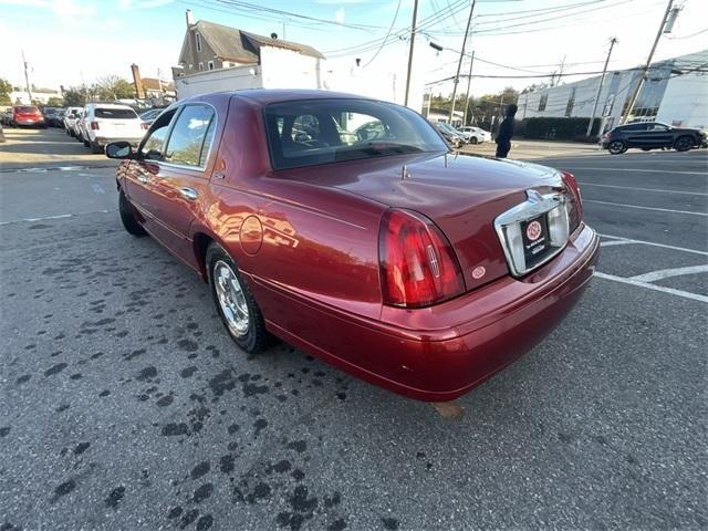 used 2000 Lincoln Town Car car, priced at $8,888