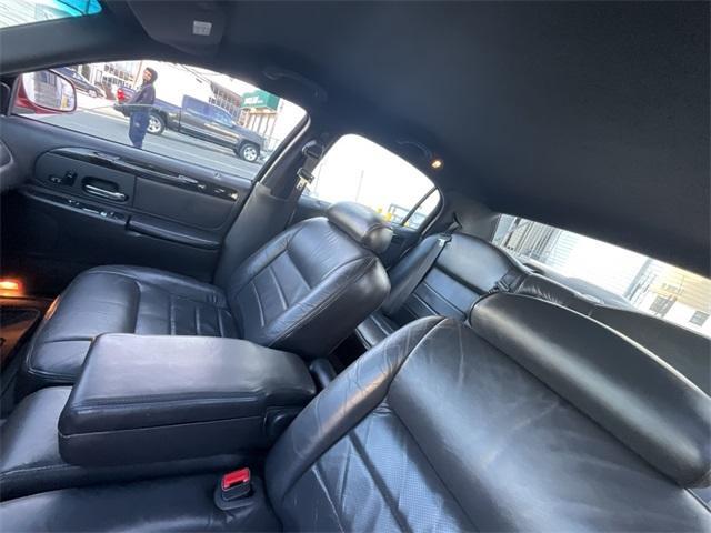 used 2000 Lincoln Town Car car, priced at $8,888