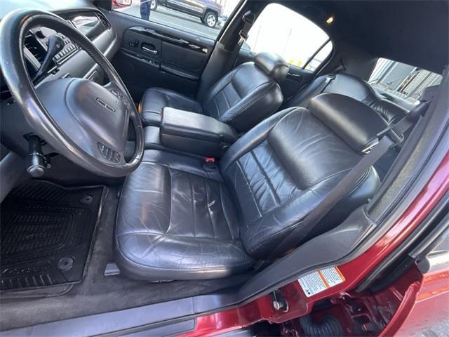 used 2000 Lincoln Town Car car, priced at $8,888
