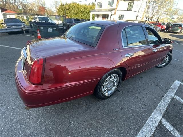 used 2000 Lincoln Town Car car, priced at $8,888