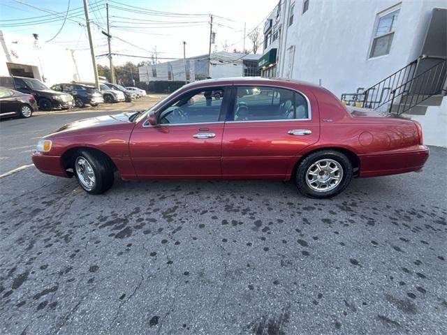used 2000 Lincoln Town Car car, priced at $8,888
