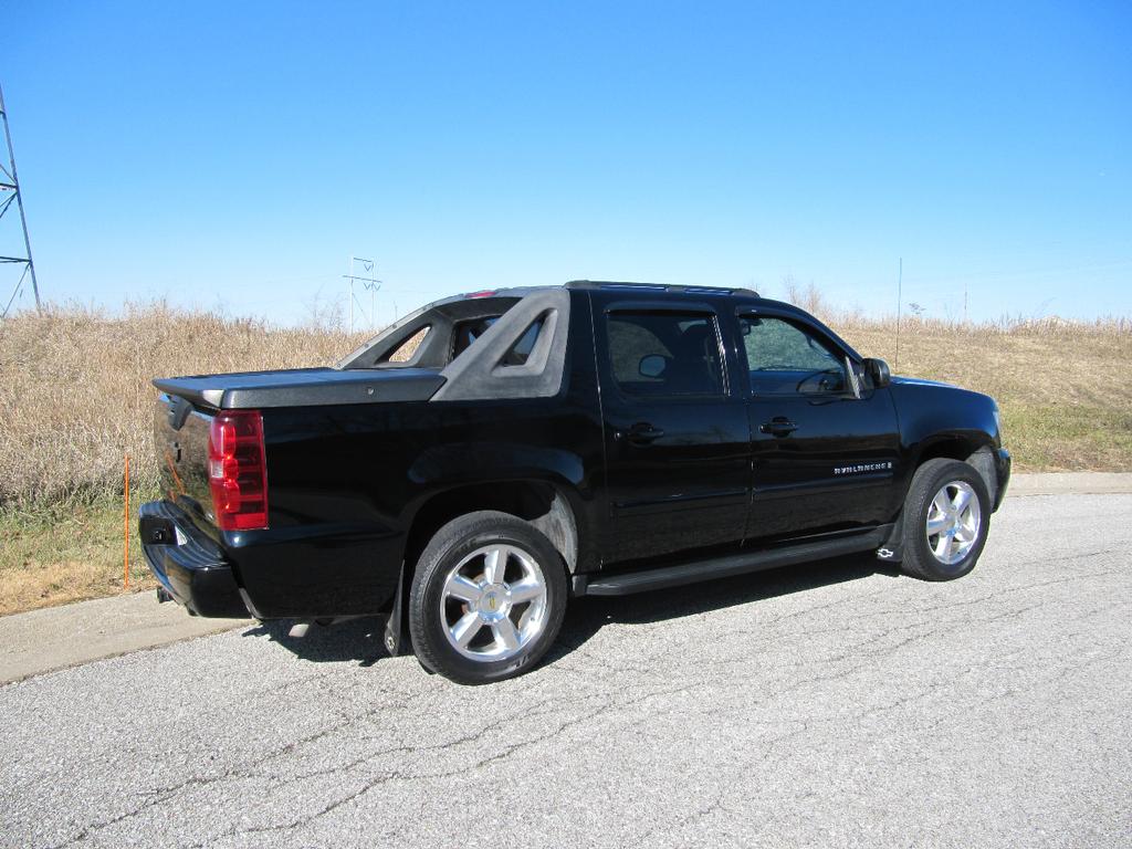 used 2008 Chevrolet Avalanche car, priced at $12,900