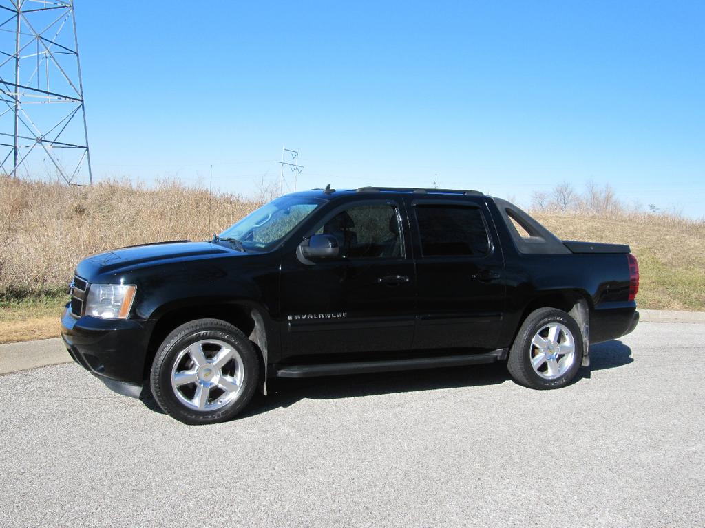 used 2008 Chevrolet Avalanche car, priced at $12,900