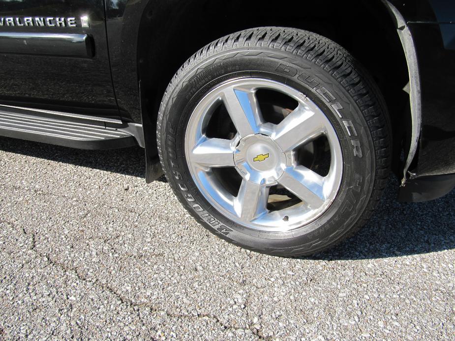 used 2008 Chevrolet Avalanche car, priced at $12,900