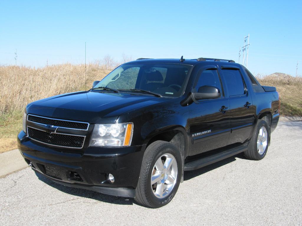 used 2008 Chevrolet Avalanche car, priced at $12,900