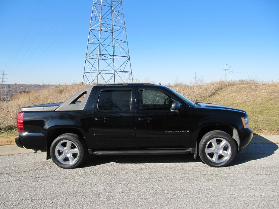 used 2008 Chevrolet Avalanche car, priced at $12,900