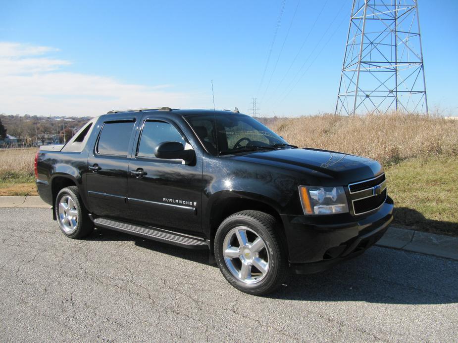 used 2008 Chevrolet Avalanche car, priced at $12,900