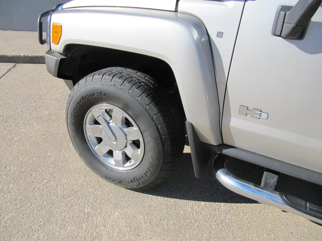 used 2006 Hummer H3 car, priced at $13,900
