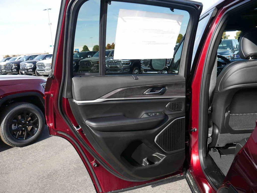 new 2025 Jeep Grand Cherokee car, priced at $52,090