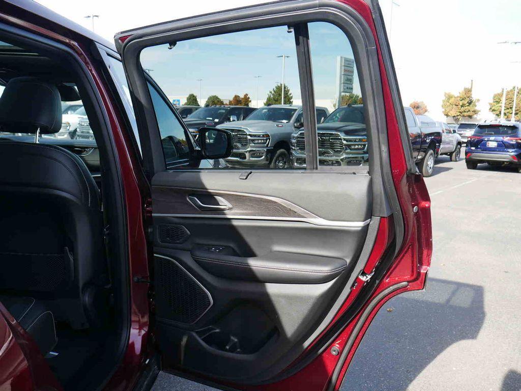 new 2025 Jeep Grand Cherokee car, priced at $52,090