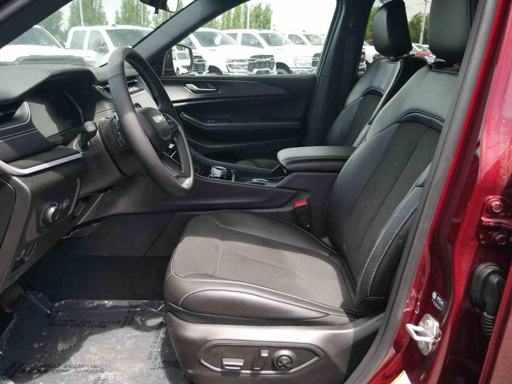 new 2025 Jeep Grand Cherokee car, priced at $38,271