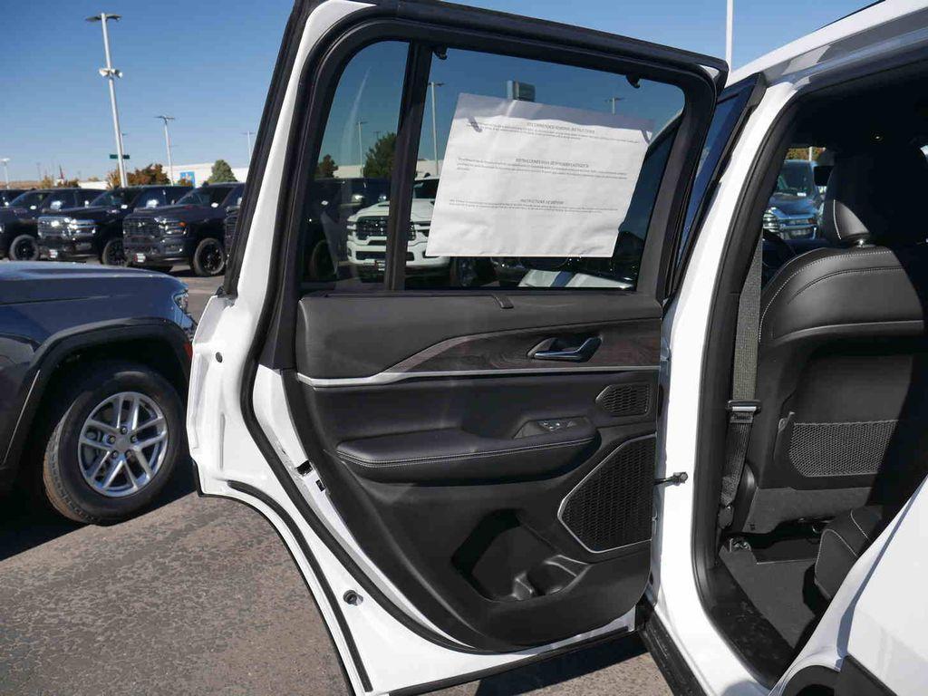 new 2025 Jeep Grand Cherokee car, priced at $51,537