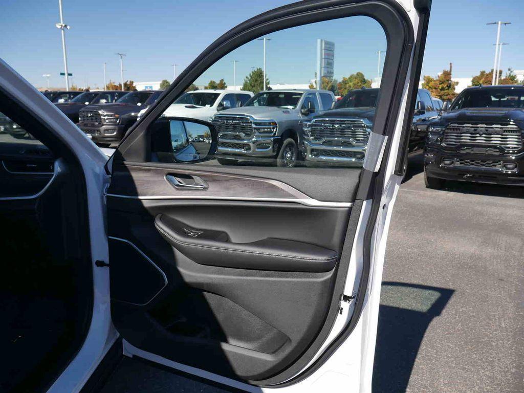 new 2025 Jeep Grand Cherokee car, priced at $51,537