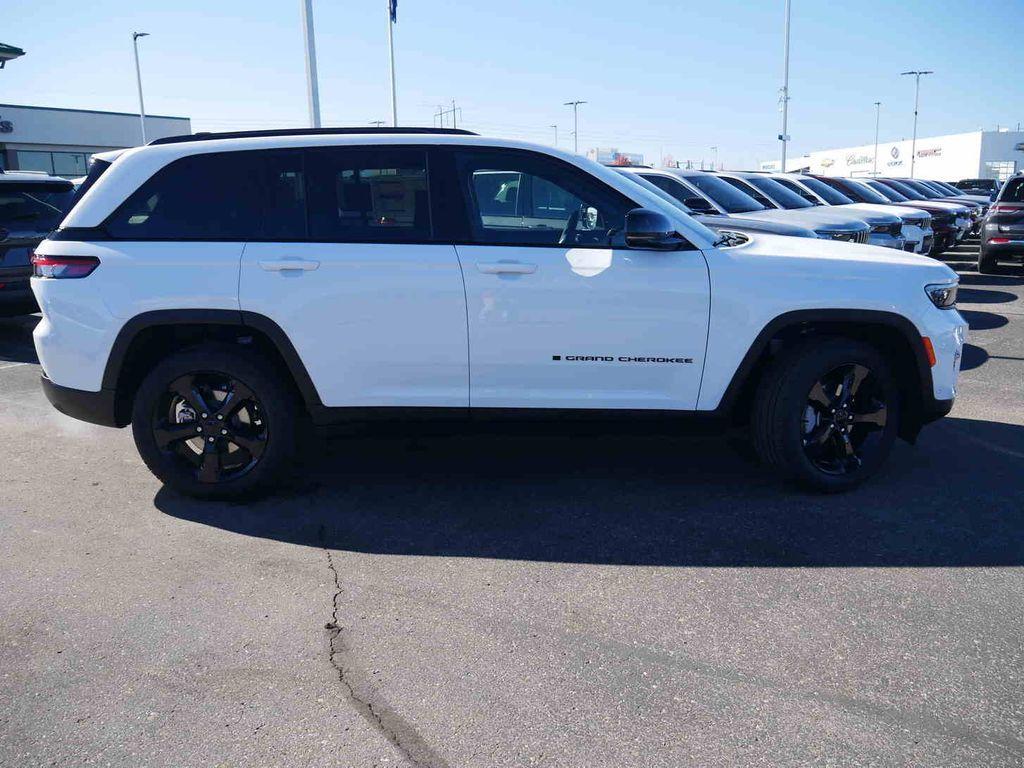 new 2025 Jeep Grand Cherokee car, priced at $51,537