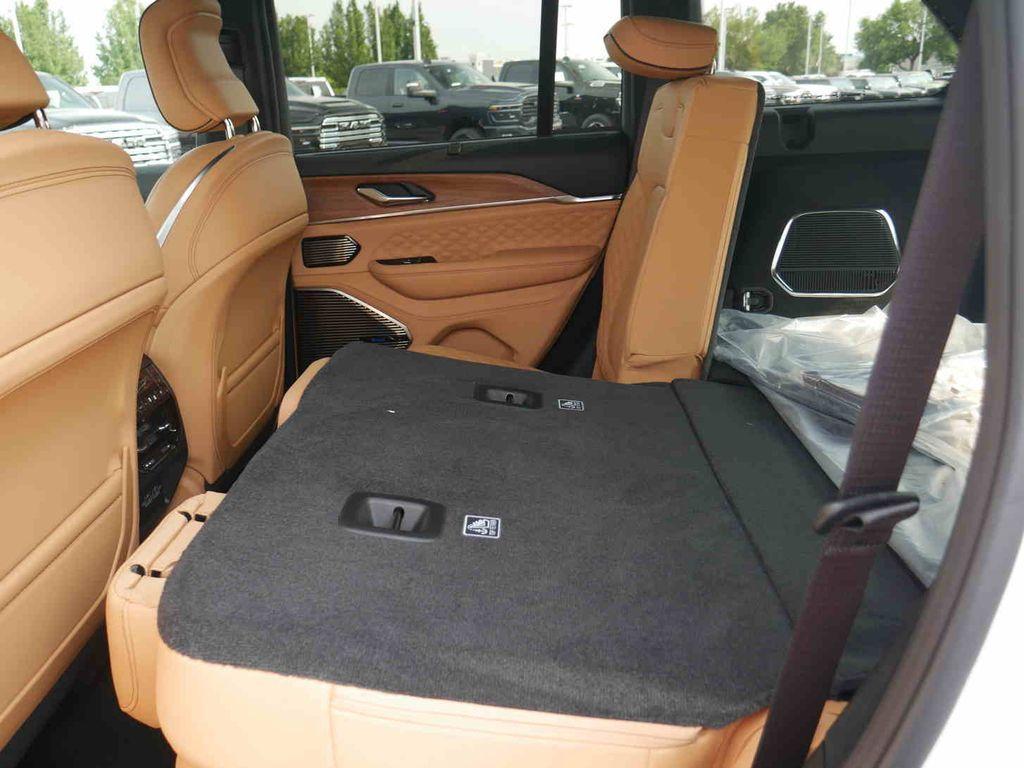 new 2025 Jeep Grand Cherokee car, priced at $59,675