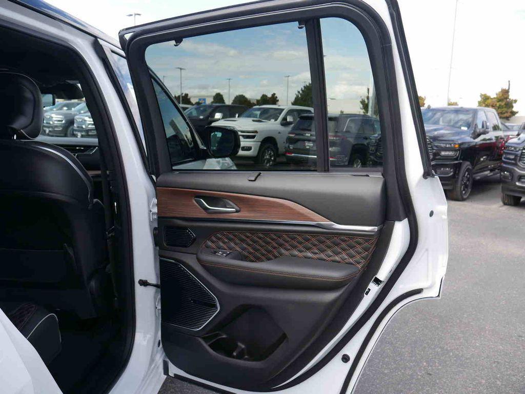 new 2025 Jeep Grand Cherokee car, priced at $59,902