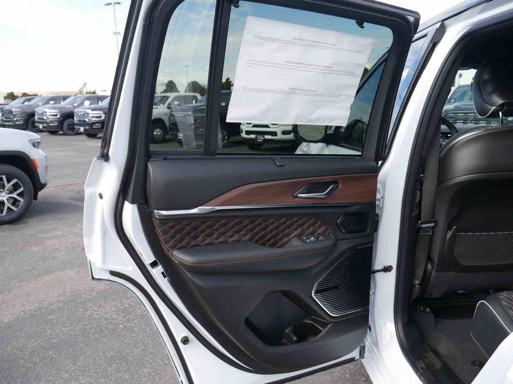 new 2025 Jeep Grand Cherokee car, priced at $59,902