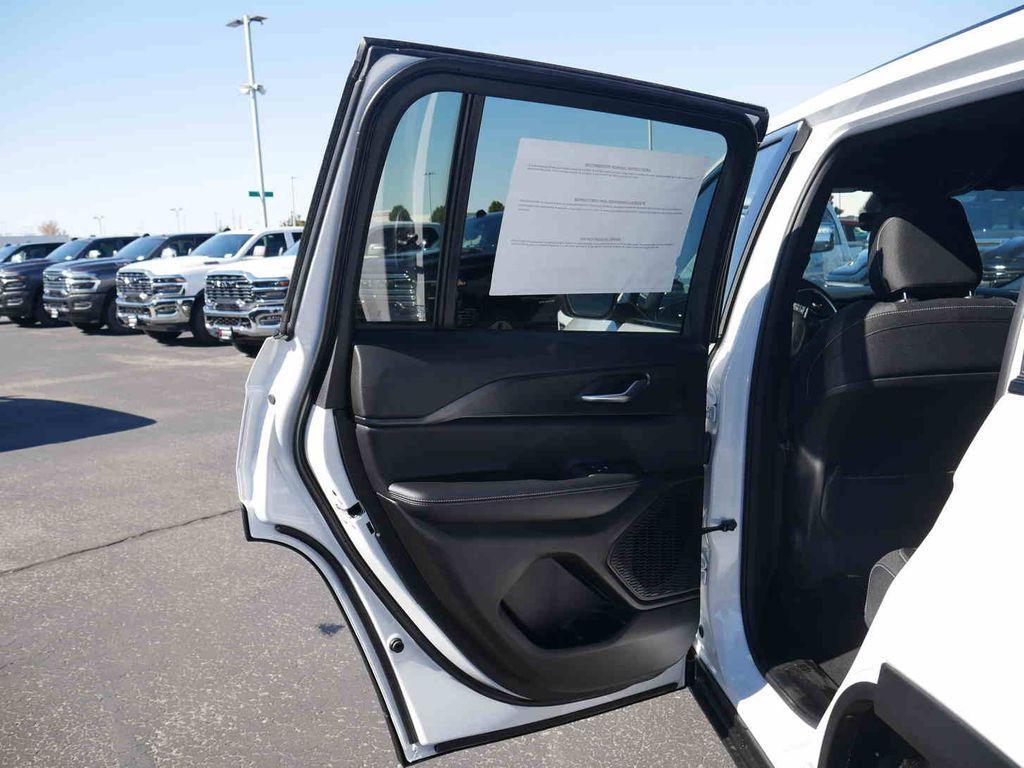 new 2025 Jeep Grand Cherokee car, priced at $38,200