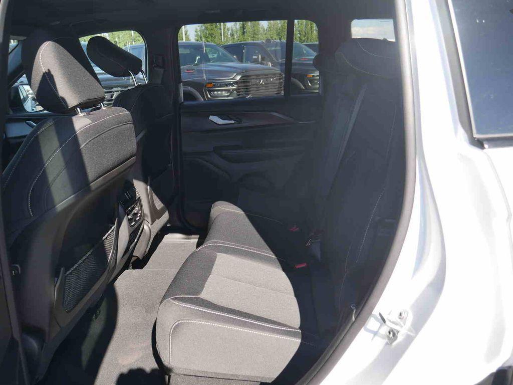 new 2025 Jeep Grand Cherokee car, priced at $38,200