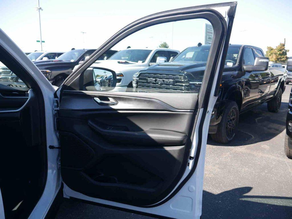 new 2025 Jeep Grand Cherokee car, priced at $38,200