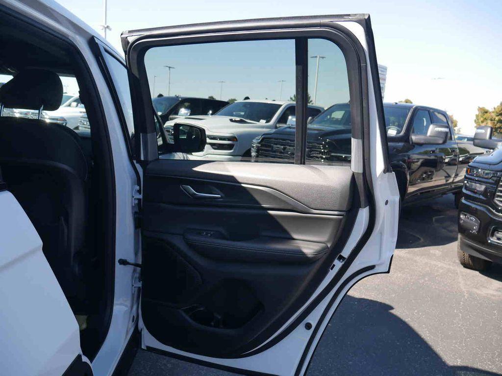 new 2025 Jeep Grand Cherokee car, priced at $38,200