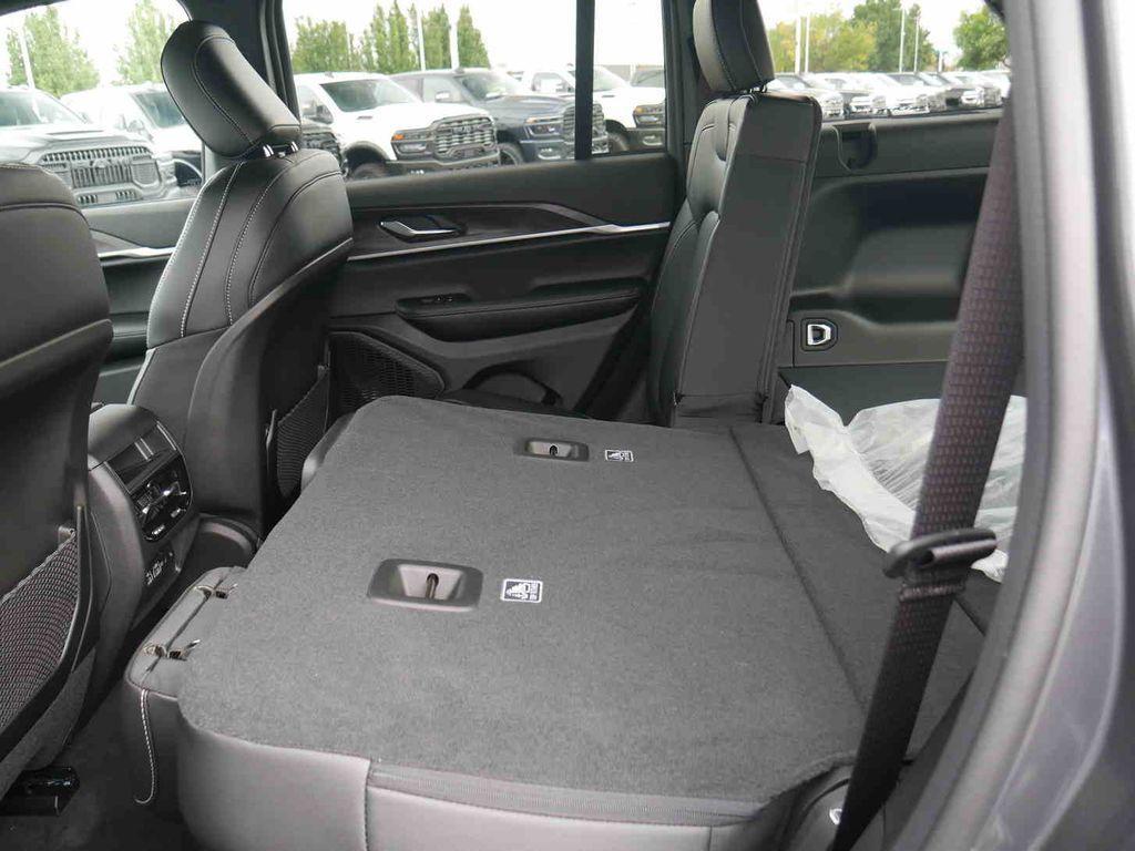 new 2025 Jeep Grand Cherokee car, priced at $41,920