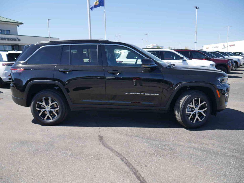 new 2025 Jeep Grand Cherokee car, priced at $40,496