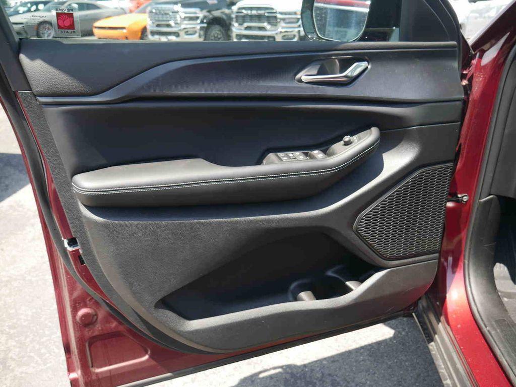 new 2025 Jeep Grand Cherokee car, priced at $39,637