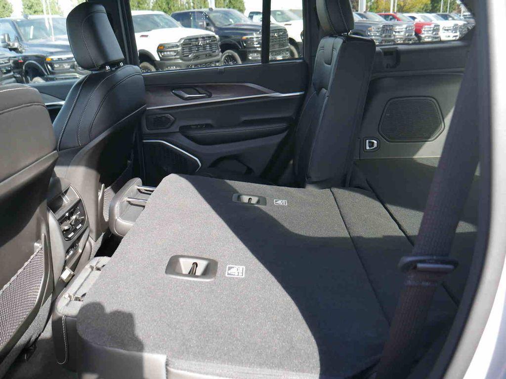 new 2025 Jeep Grand Cherokee car, priced at $52,090