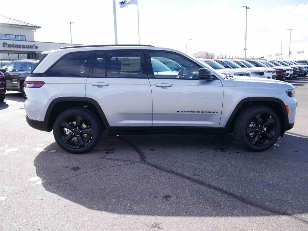 new 2025 Jeep Grand Cherokee car, priced at $52,090