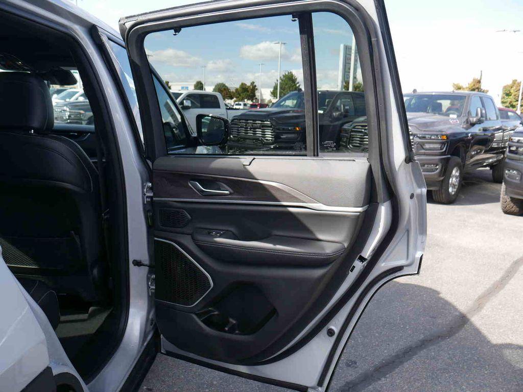 new 2025 Jeep Grand Cherokee car, priced at $52,090