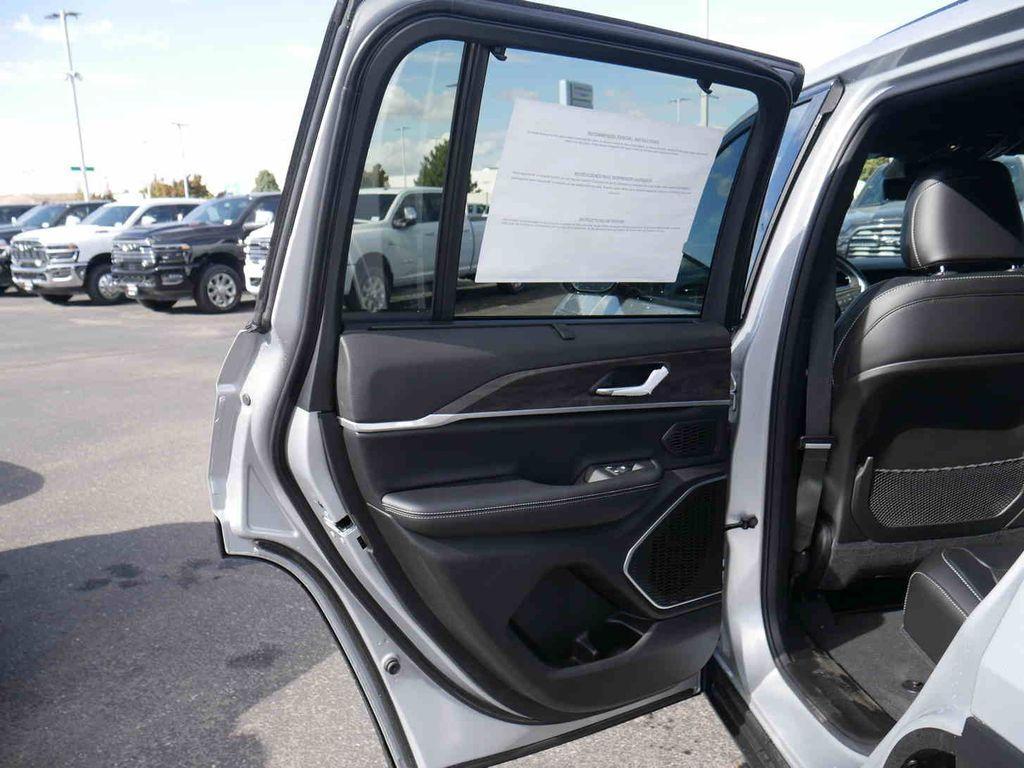 new 2025 Jeep Grand Cherokee car, priced at $52,090