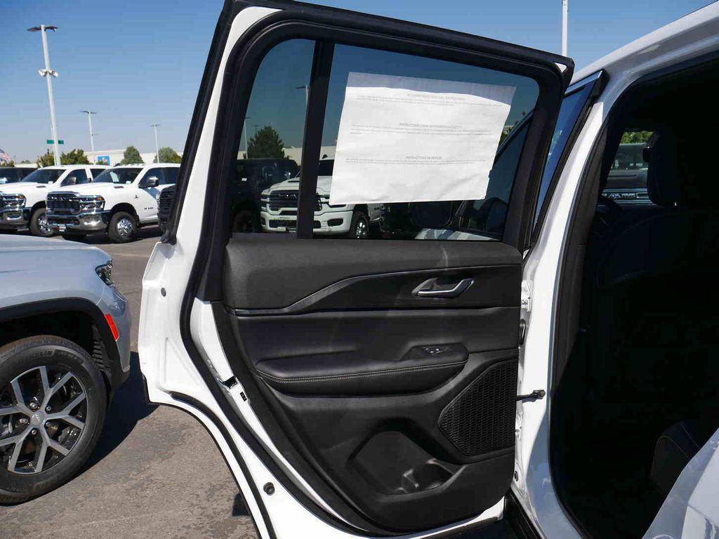 new 2025 Jeep Grand Cherokee car, priced at $35,605