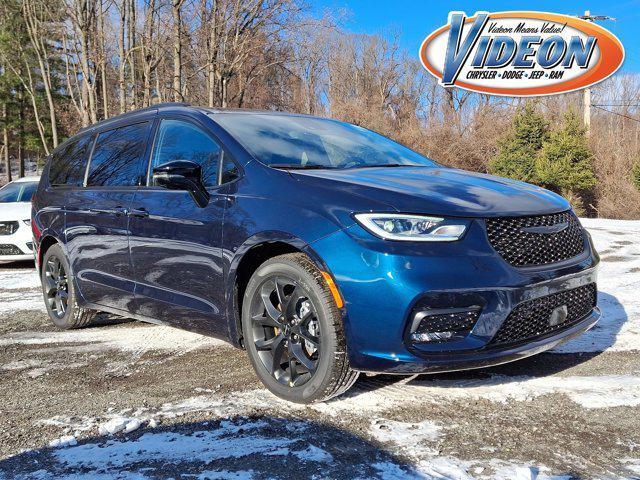 new 2025 Chrysler Pacifica car, priced at $53,040