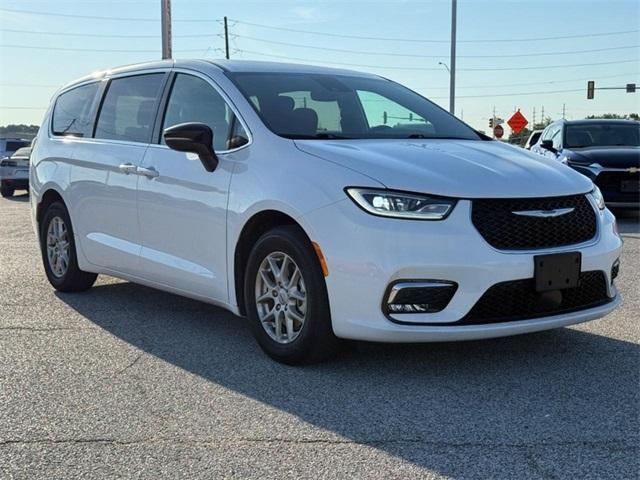 used 2024 Chrysler Pacifica car, priced at $37,444
