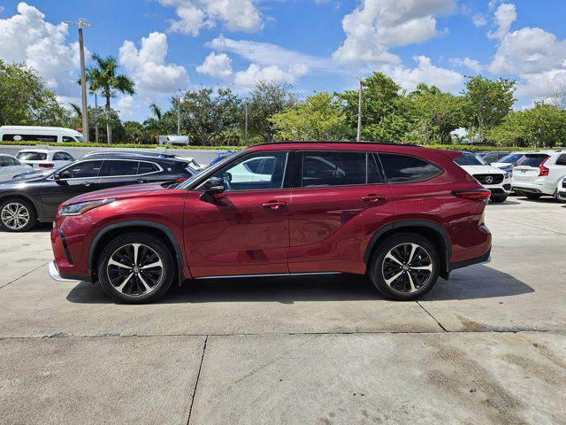 used 2022 Toyota Highlander car, priced at $37,495