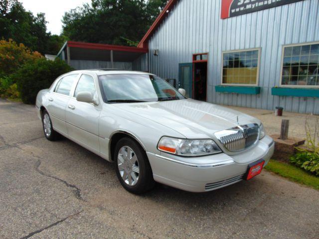 used 2005 Lincoln Town Car car, priced at $6,995