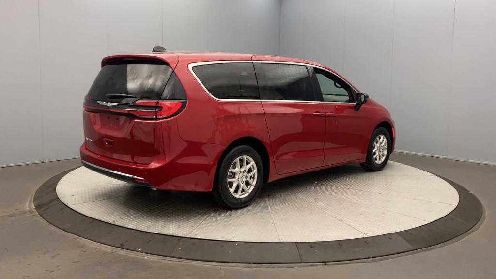 new 2025 Chrysler Pacifica car, priced at $41,640