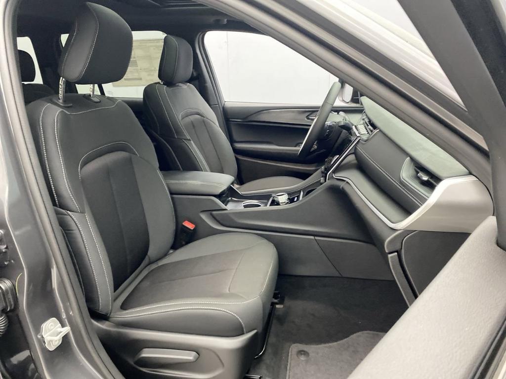new 2025 Jeep Grand Cherokee car, priced at $41,920
