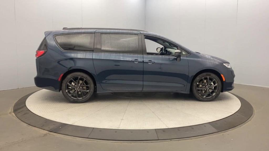 new 2024 Chrysler Pacifica car, priced at $44,240