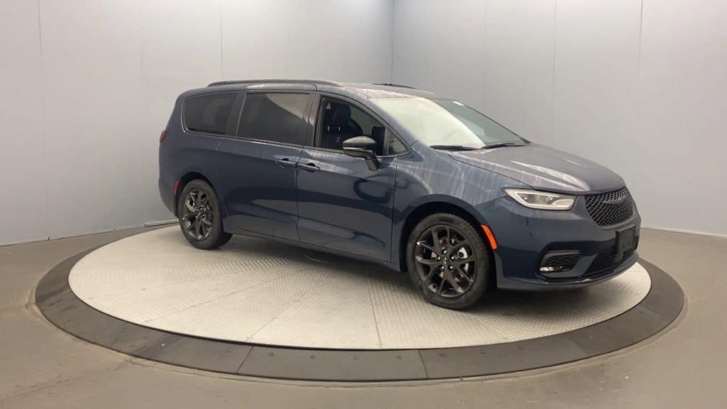 new 2024 Chrysler Pacifica car, priced at $44,240