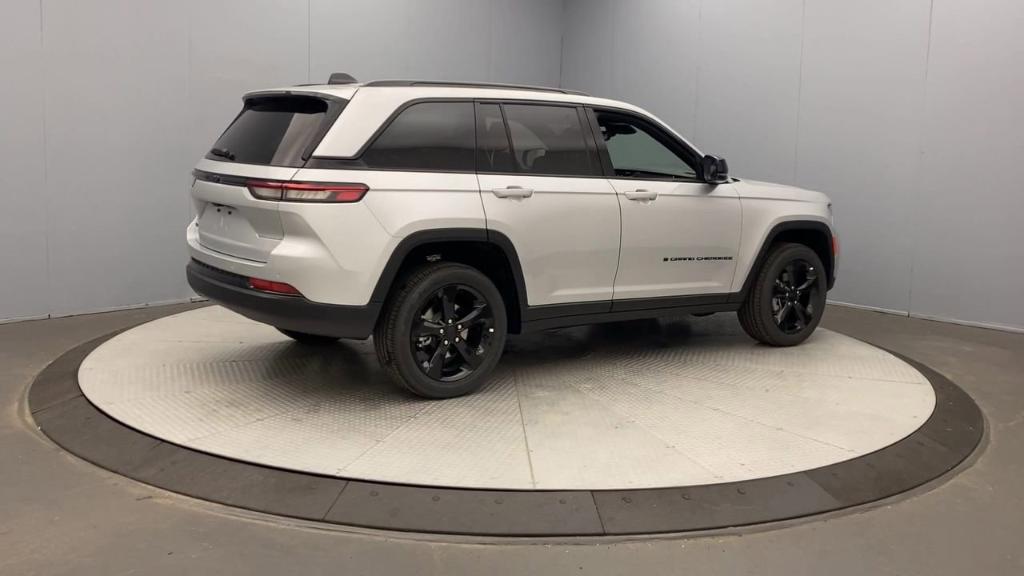 new 2024 Jeep Grand Cherokee car, priced at $48,675