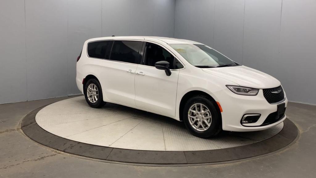 new 2025 Chrysler Pacifica car, priced at $41,752